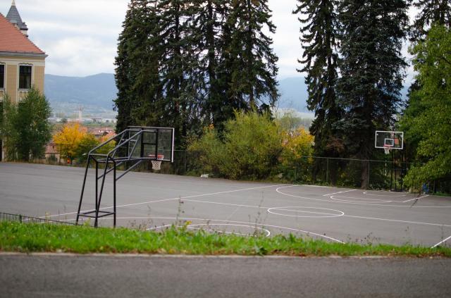 Új kosárlabdapálya az iskola udvarán